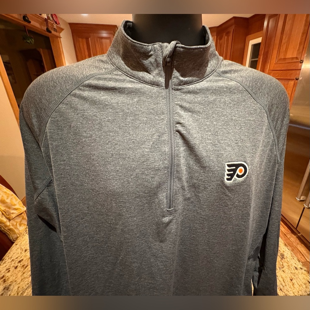Philadelphia Flyers Men's Gray Quarter-Zip pullover. Sharp grey‎ with NHL  logo.